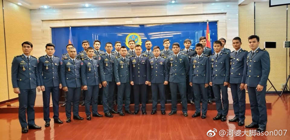 柬埔寨军方发布的图片显示柬埔寨空军飞行员正在中国接受训练.